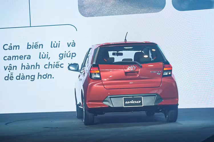 Theo thông số được nhà sản xuất công bố, bán kính quay vòng của All New Toyota Wigo ở mức 4,5 m, giảm so với con số 4,7 m ở đời cũ. Thông số này giúp xe dễ dàng xoay sở hơn trong những tình huống quay đầu trên các tuyến phố nhỏ hẹp. Xe có 4 tùy chọn màu sơn ngoại thất, gồm: Đỏ, Cam, Trắng và Bạc.