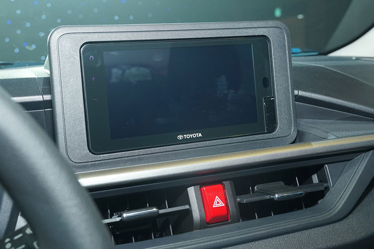 Động cơ xe Toyota Wigo 2023 tiếp tục tái sử dụng cỗ máy xăng 1,2 lít, cho công suất cực đại 87 mã lực và mô-men xoắn cực đại 108 Nm. Tuy nhiên, hộp số AT trước đây đã được thay thế bởi hộp số CVT mới. Riêng bản số sàn giữ nguyên nhằm đáp ứng tốt nhu cầu của người mua xe chạy dịch vụ. 