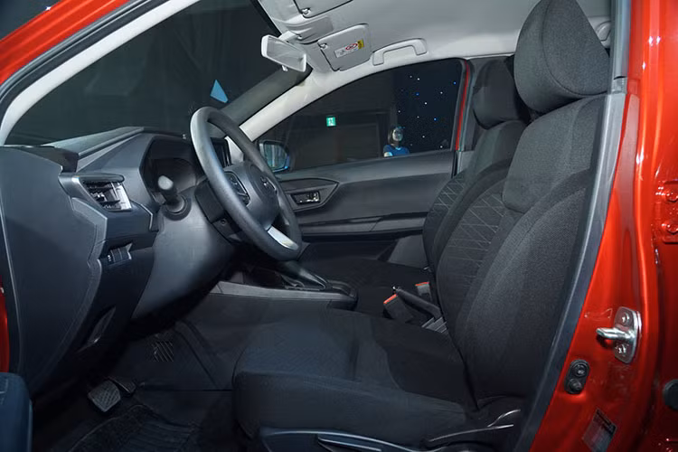 Các tính năng an toàn trên Wigo hoàn toàn mới có phân trội hơn đối thủ khi được trang bị chức năng cảnh báo điểm mù BSM và cảnh báo phương tiện cắt ngang phía sau RCTA. Đi cùng với đó là loạt tính năng cơ bản khác như hỗ trợ khởi hành ngang dốc HAC, cân bằng điện tử VSC, phanh ABS, EBD, cảm biến lùi và hai túi khí.