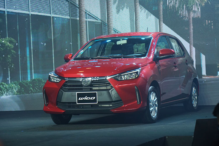 Mức giá xe Toyota Wigo 2023 tại Việt Nam tương ứng cho 2 phiên bản, gồm E và G cùng được đề xuất bán lẻ lần lượt là 360 triệu đồng và 405 triệu đồng. So với thế hệ cũ, giá xe Toyota Wigo hoàn toàn mới tăng nhẹ, 8 và 20 triệu đồng.