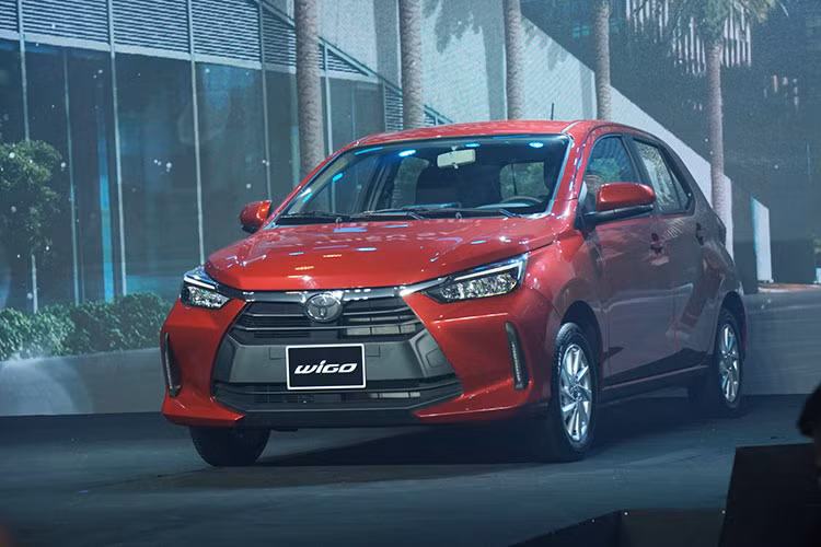 Mức giá xe Toyota Wigo 2023 tại Việt Nam tương ứng cho 2 phiên bản, gồm E và G cùng được đề xuất bán lẻ lần lượt là 360 triệu đồng và 405 triệu đồng. So với thế hệ cũ, giá xe Toyota Wigo hoàn toàn mới tăng nhẹ, 8 và 20 triệu đồng.