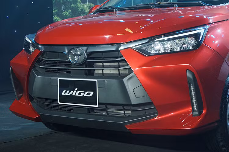 Toyota Wigo 2023 trang bị đèn pha LED tiêu chuẩn với thiết kế vuốt về phía sau sắc sảo. Lưới tản nhiệt vẫn dạng hình thang nhưng họa tiết bên trong đã thay đổi hoàn toàn, theo hướng trẻ trung, cứng cáp hơn. Thân xe mang đến cái nhìn mạnh mẽ với những đường nét cơ bắp chạy dài từ đầu đến cuối.