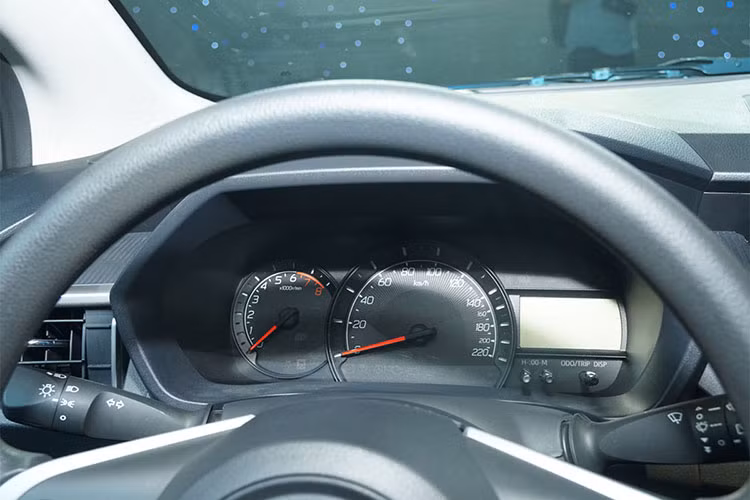 Ghế của xe được bọc nỉ giống đời cũ, chưa được nâng cấp lên vật liệu da. Trong đó, ghế lái chỉnh cơ 4 hướng với bản E và chỉnh cơ 6 hướng với bản G. Hàng ghế thứ 2 có thể gập phẳng khi cần gia tăng không gian chứa đồ.