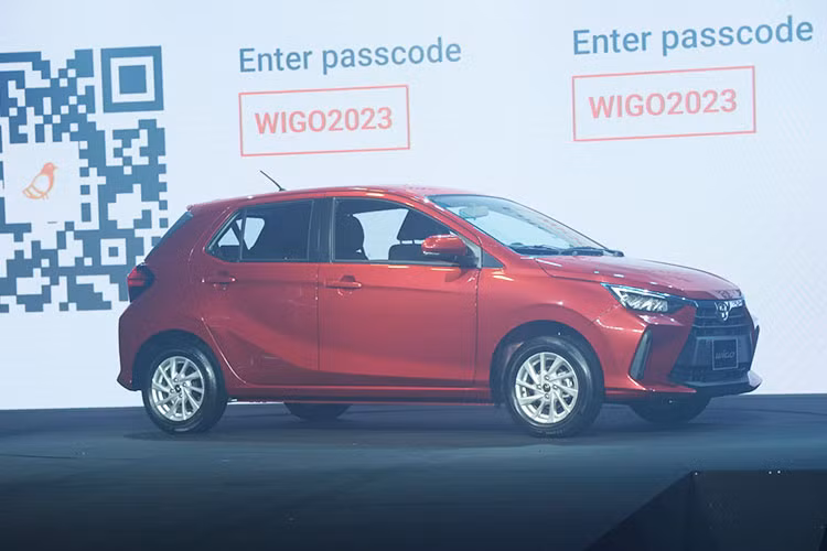 Bước sang vòng đời mới, All New Toyota Wigo 2023 gần như thay đổi toàn diện, từ thông số kích thước cho đến thiết kế cũng như trang bị tiện nghi và khả năng vận hành. Xe dùng nền tảng toàn cầu mới của Daihatsu (DNGA) với các số đo chiều dài x rộng x cao lần lượt 3.760 x 1.655 x 1.515 (mm), dài hơn mô hình tiền nhiệm tới 100 mm, rộng hơn 55 mm nhưng thấp hơn 5 mm.