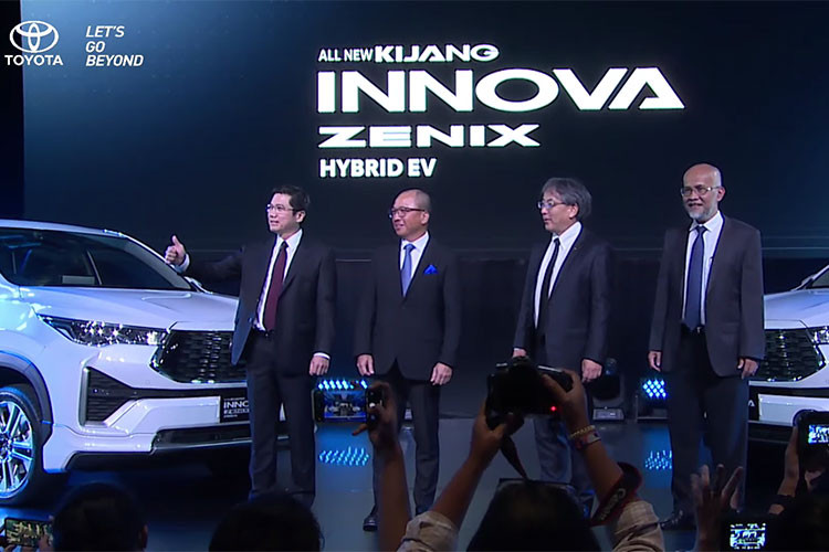 Dù ở phiên bản nào, xe cũng đi kèm hộp số biến thiên vô cấp CVT, giả lập 10 cấp số, và không còn hộp số sàn như trước. Có vẻ như hãng Toyota muốn mẫu MPV của mình thoát mác "xe dịch vụ" nên đã không còn trang bị hộp số sàn cho xe. Với khung gầm TNGA mới, Toyota Innova 2023 chuyển từ hệ dẫn động cầu sau sang cầu trước. Với phiên bản máy hybrid, xe có 4 chế độ lái là EV, Eco, Normal và Power.