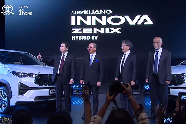 Dù ở phiên bản nào, xe cũng đi kèm hộp số biến thiên vô cấp CVT, giả lập 10 cấp số, và không còn hộp số sàn như trước. Có vẻ như hãng Toyota muốn mẫu MPV của mình thoát mác "xe dịch vụ" nên đã không còn trang bị hộp số sàn cho xe. Với khung gầm TNGA mới, Toyota Innova 2023 chuyển từ hệ dẫn động cầu sau sang cầu trước. Với phiên bản máy hybrid, xe có 4 chế độ lái là EV, Eco, Normal và Power.