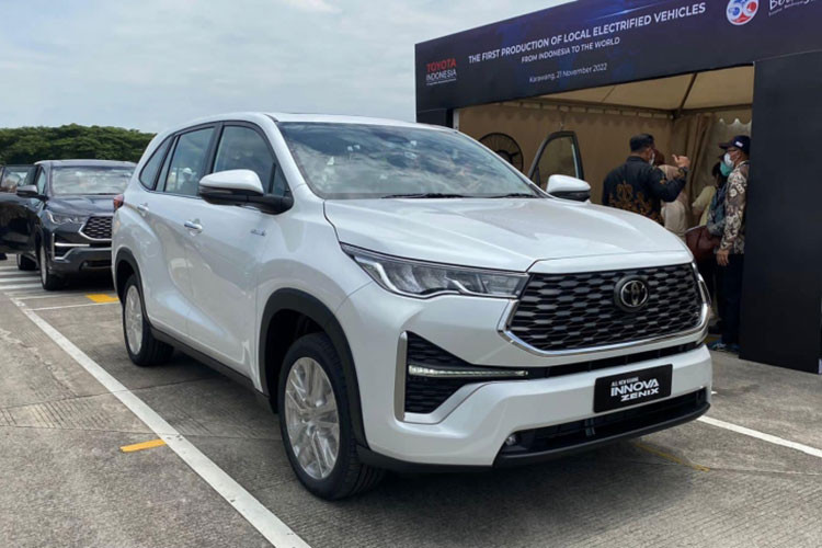 Tương tự đầu xe, khu vực đằng sau của Toyota Innova 2023 cũng được thiết kế theo phong cách SUV. Theo đó, mẫu MPV này được trang bị cụm đèn hậu nằm ngang mới khá giống SUV cỡ C Toyota RAV4. Tuy nhiên, đèn hậu của xe không phải là loại LED toàn phần vì đèn báo rẽ vẫn dùng bóng Halogen. 