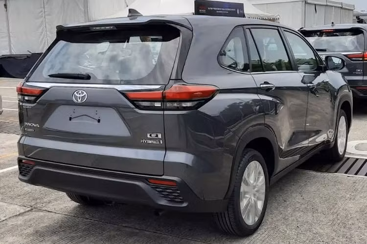 Innova 2023 sở hữu gói công nghệ Toyota Safety Sense (TSS) 3.0 dành cho bản cao cấp nhất bao gồm; hệ thống cảnh báo tiền va chạm, kiểm soát hành trình thích ứng, cảnh báo lệch làn đường, hỗ trợ bám làn đường và đèn pha tự động. Ngoài ra, bản cao cấp còn có camera 360 độ. Trong khi đó, hệ thống T-Intouch cung cấp tính năng tìm vị trí xe và cài đặt nhắc nhở về thời điểm bảo dưỡng... 