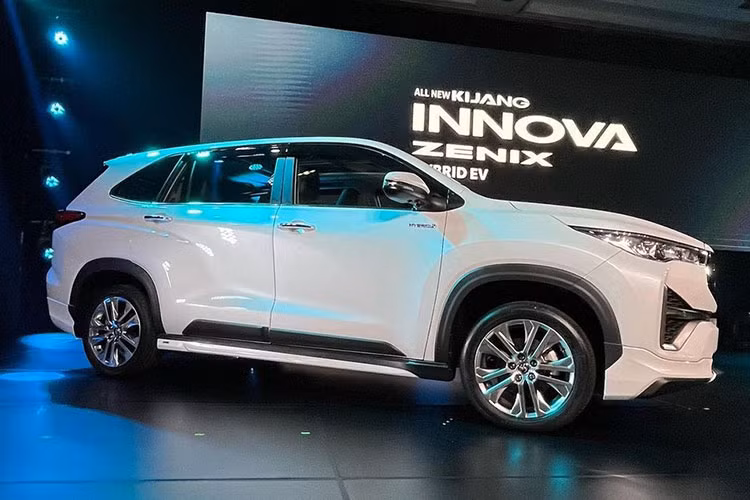 Mẫu xe MPV Toyota Innova 2023 được xây dựng trên nền tảng TNGA:GA-C mới thay vì khung gầm hình thang như trước. Xe sở hữu chiều dài 4.755 mm, rộng 1.850 mm và cao 1.795 mm, chiều dài cơ sở 2.850 mm và chiều cao gầm 185 mm. So với thế hệ cũ, xe dài hơn 20mm trong khi chiều dài cơ sở tăng 100mm, mang đến nội thất rộng rãi hơn. 