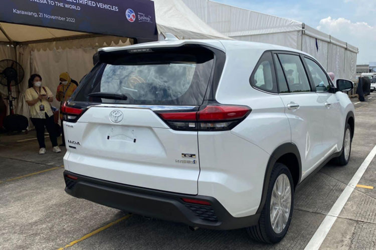 Vòng sang bên sườn, chúng ta sẽ bắt gặp 2 đường dập gân trên cửa mới, gợi liên tưởng đến hai mẫu xe MPV đang bán tại Việt Nam là Toyota Avanza Premio hay Veloz Cross 2022. Thêm vào đó là các bộ vành hợp kim mới có đường kính từ 16 - 18 inch, tùy phiên bản.