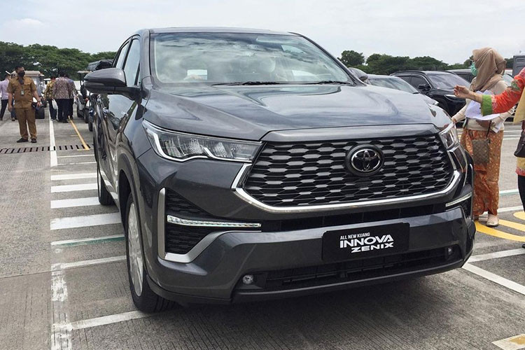 Tại thị trường Indonesia, Toyota Innova 2023 được chia thành 5 bản trang bị, bao gồm G AT, G AT Hybrid, V AT, V AT Hybrid và Q AT Hybrid. Giá xe Toyota Innova 2023 máy xăng dao động từ 419 - 467 triệu Rupiah (khoảng 662 - 738 triệu đồng). Con số tương ứng của phiên bản hybrid là từ 458 - 611 triệu Rupiah (723 - 965 triệu đồng).