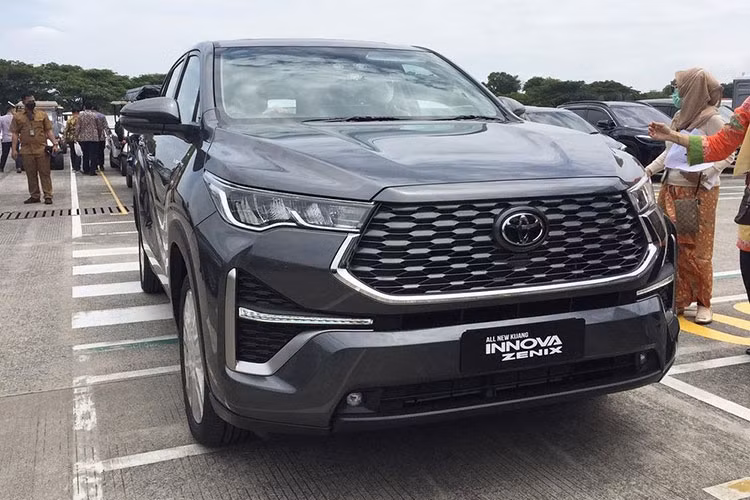 Tại thị trường Indonesia, Toyota Innova 2023 được chia thành 5 bản trang bị, bao gồm G AT, G AT Hybrid, V AT, V AT Hybrid và Q AT Hybrid. Giá xe Toyota Innova 2023 máy xăng dao động từ 419 - 467 triệu Rupiah (khoảng 662 - 738 triệu đồng). Con số tương ứng của phiên bản hybrid là từ 458 - 611 triệu Rupiah (723 - 965 triệu đồng).