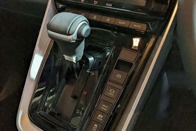 Tùy phiên bản, Innova 2023 sẽ có ghế bọc nỉ hoặc da tổng hợp, màn hình cảm ứng trung tâm 9 inch hoặc 10 inch, hệ thống điều hòa tự động đi kèm màn hình kỹ thuật số mới, màn hình đa thông tin 4,2 inch hoặc 7 inch trong bảng đồng hồ, 4 cổng USB Type C, phanh tay điện tử và tính năng tự động giữ phanh tạm thời.