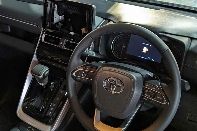 Bước vào bên trong Toyota Innova 2023, người dùng sẽ bắt gặp thiết kế lột xác, theo hướng cao cấp hơn. Cụ thể Toyota Innova 2023 gây ấn tượng với mặt táp-lô đa tầng mới, vô lăng 3 chấu tích hợp phím chức năng và bảng đồng hồ đi kèm màn hình đa thông tin.