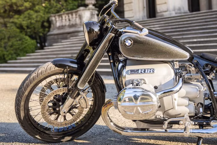 Trái tim của BMW R18 sẽ là khối động cơ Boxer 1.800cc 2 xi-lanh hoàn toàn mới, gợi nhớ tới động cơ 2 xi-lanh phẳng mà thương hiệu BMW Motorrad đã sử dụng trên xe mô tô cho đến cuối những năm 1960.