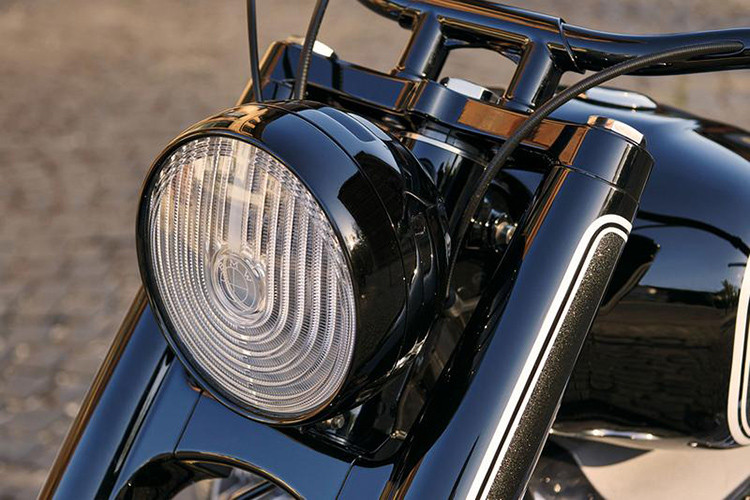 Các chi tiết đáng chú ý khác của R18 mới gồm có yên da màu đen, đèn pha LED vỏ bọc kiểu chữ U giúp tăng thêm vẻ cổ điển cho chiếc xe.