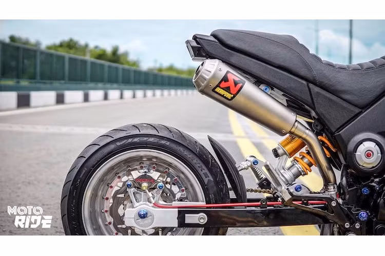 Hệ thống xả full system với pô Akrapovic vắt dưới yên đem tới âm thanh uy lực hơn cho MSX125 mà không làm ảnh hưởng, thậm chí còn nâng cấp hiệu năng động cơ. Ngay bên cạnh cổ pô là cây phuộc Ohlins "hàng hiệu" với khả năng điều chỉnh độ nhún nảy được thiết kế dành riêng cho xe.
