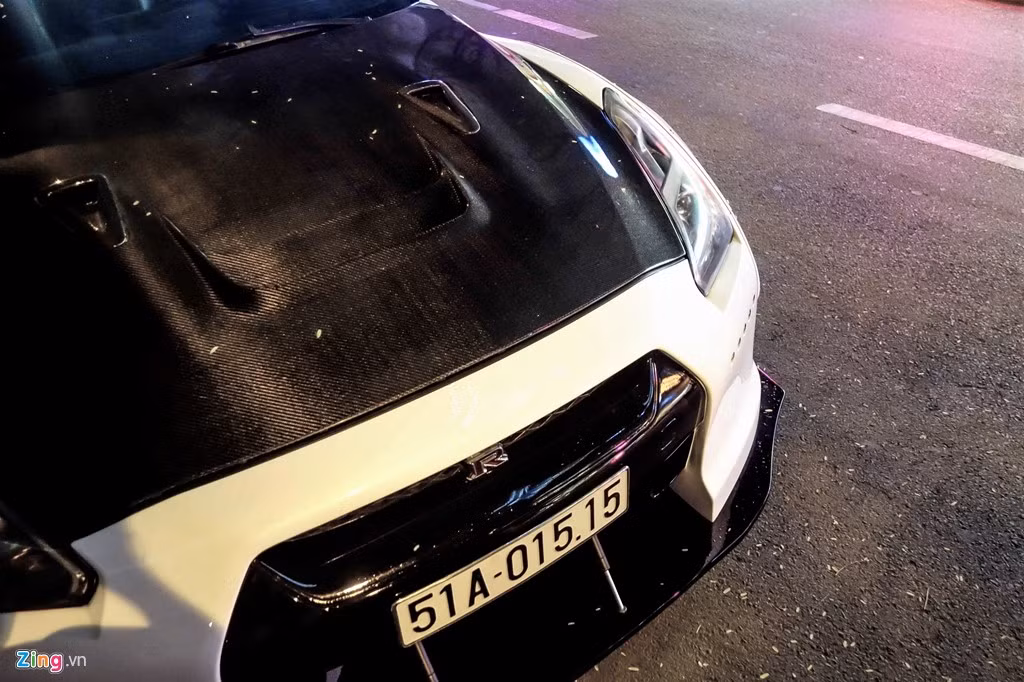 Phần đầu xe, nắp ca-pô bằng kim loại được thay thế bằng sợi carbon. Cánh gió mũi cỡ lớn có thể điều chỉnh độ nghiêng để tăng lực ép không khí lên thân xe.