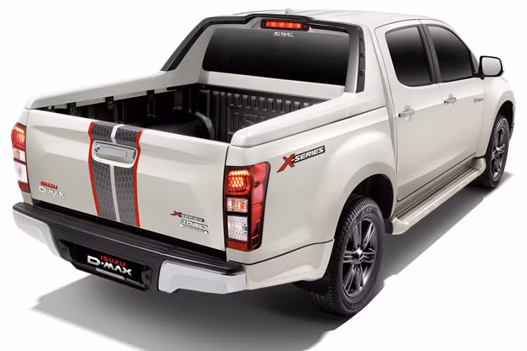 Bán tải Isuzu D-Max X-Series 2018 sẽ có tùy chọn động cơ tăng áp dầu 4JK1-TCX, dung tích 2.5 lít sản sinh 134 mã lực và 320 Nm, cũng như động cơ 4JJ1-TCX, dung tích 3.0 lít lớn hơn sản xuất 174 mã lực và 380 Nm. Cả hai động cơ đều được ghép cặp với một hộp số tự động 5 cấp.