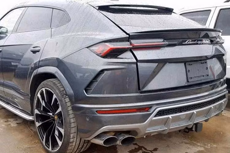 Gần đây, trang chuyên bán các mẫu xe tai nạn Copart đã đăng tải hình ảnh chiếc siêu SUV Lamborghini Urus mất đầu nhưng không rõ nguyên nhân vì sao. Theo nhiều đồn đoán thì nó gặp một tai nạn khá nghiêm trọng.