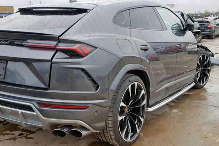 Có đến 6 chế độ lái dành cho Lamborghini Urus và được hoạt động thông qua lựa chọn lái Anima. 3 chế độ lái Strada (đường phố), Sport (thể thao) và Corsa (đường đua) khá quen thuộc trên các siêu xe của hãng. Ngoài ra, 3 chế độ mới tinh là Sabbia (đường cát), Terra (việt dã) và Neve (tuyết)...