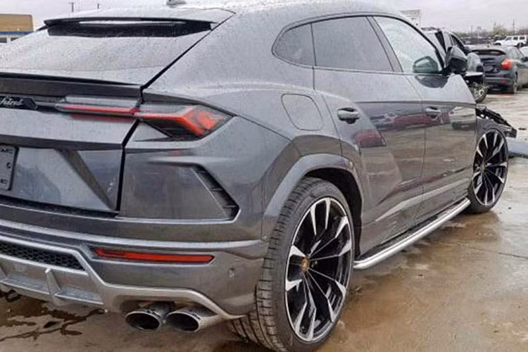 Có đến 6 chế độ lái dành cho Lamborghini Urus và được hoạt động thông qua lựa chọn lái Anima. 3 chế độ lái Strada (đường phố), Sport (thể thao) và Corsa (đường đua) khá quen thuộc trên các siêu xe của hãng. Ngoài ra, 3 chế độ mới tinh là Sabbia (đường cát), Terra (việt dã) và Neve (tuyết)...