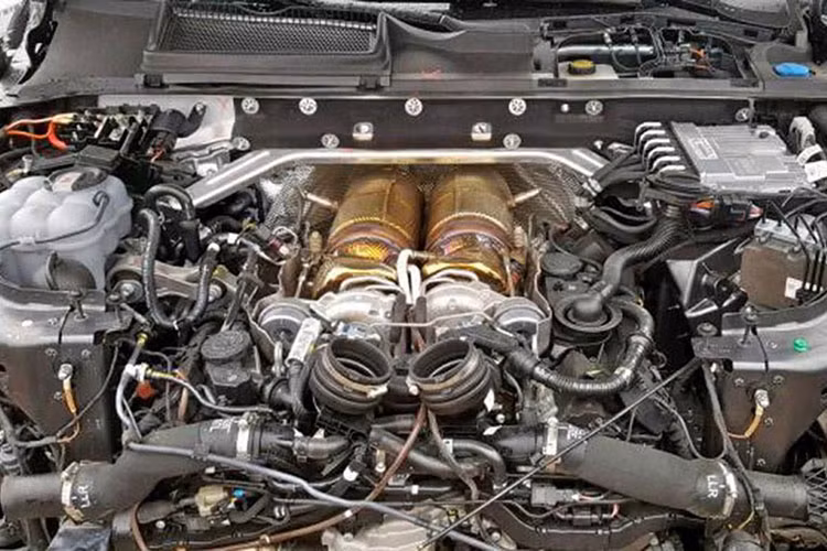 Lamborghini Urus hiện là chiếc SUV nhanh nhất thế giới, siêu SUV này được trang bị động cơ xăng V8, tăng áp kép, dung tích 4.0 lít, cho công suất tối đa 650 mã lực và mô-men xoắn cực đại 850 Nm. Động cơ kết hợp cùng hộp số tự động 8 cấp và hệ dẫn động 4 bánh giúp Lamborghini Urus có thể tăng tốc từ vị trí xuất phát lên 100 km/h trong 3,6 giây trước khi đạt vận tốc tối đa 305 km/h.