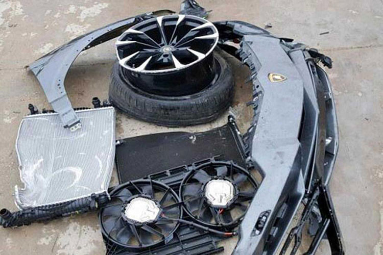 Chiếc Lamborghini Urus này mới chỉ lăn bánh được quãng đường dài 752 miles, tương đương 1.210 km nhưng không may gặp nạn khiến đầu xe hư hỏng nặng. Những hình ảnh ghi lại cho thấy, chiếc siêu xe này bị tông gần như nát bét đầu xe và lộ ra cả các chi tiết của khoang động cơ.