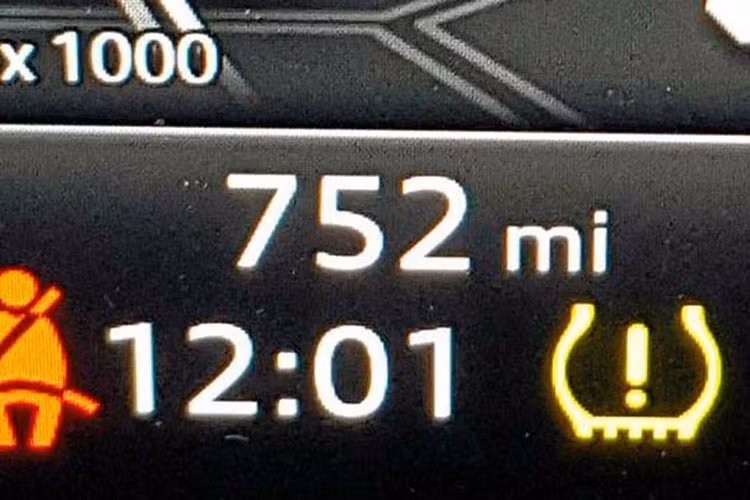 Tiến vào bên trong khoang lái, thiệt hại nặng nhất của chiếc siêu SUV Lamborghini Urus này chỉ là các túi khí đều bung ra nhằm bảo vệ người ngồi trong xe tránh bị thương vong. Hàng ghế sau còn nguyên vẹn 2 màn hình giải trí. Các ghế ngồi không có thiệt hại nào.