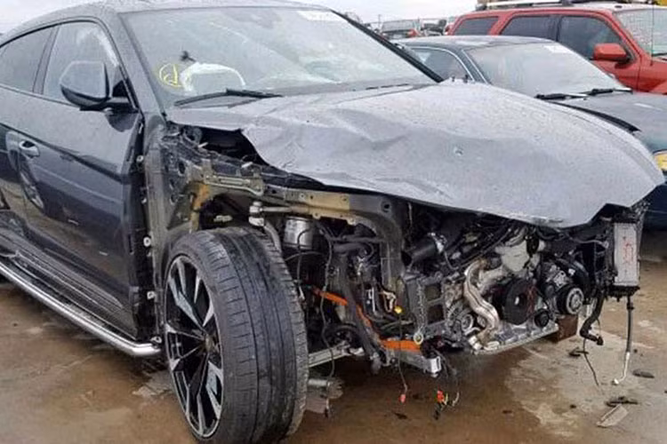 Mức giá xe Lamborghini Urus mất đầu này đang được đấu thầu là 115.000 đô la (tương đương 2,67 tỷ đồng). Trong khi đó, giá bán xuất xưởng của Lamborghini Urus là 236.053 đô la, tương đương 5,47 tỷ đồng.