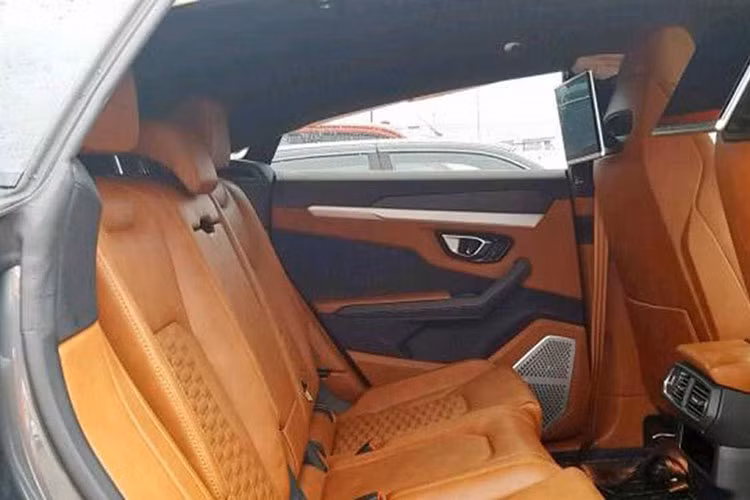 Một vài bộ phận của chiếc siêu SUV Lamborghini Urus này rơi ra khỏi xe đã được nhặt lại như 1 phần mặt ca lăng và lưới tản nhiệt có logo "bò tót", một bánh xe và bộ phận tản nhiệt của xe cũng được thu gom lại một chỗ.