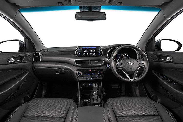 Thứ nhất là động cơ xăng 4 xi-lanh, hút khí tự nhiên, dung tích 2.0 lít tiêu chuẩn, sản sinh công suất tối đa 155 mã lực và mô-men xoắn cực đại 192 Nm. Sức mạnh được truyền tới bánh thông qua hộp số tự động 6 cấp. Mạnh mẽ hơn là động cơ xăng 4 xi-lanh, tăng áp, dung tích 1,6 lít với công suất tối đa 177 mã lực và mô-men xoắn cực đại 265 Nm. Động cơ này đồng hành với hộp số tự động ly hợp kép 7 cấp.