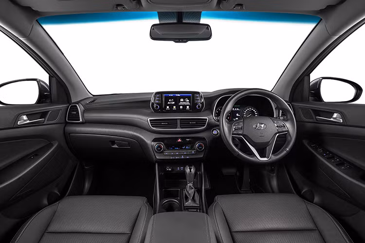 Thứ nhất là động cơ xăng 4 xi-lanh, hút khí tự nhiên, dung tích 2.0 lít tiêu chuẩn, sản sinh công suất tối đa 155 mã lực và mô-men xoắn cực đại 192 Nm. Sức mạnh được truyền tới bánh thông qua hộp số tự động 6 cấp. Mạnh mẽ hơn là động cơ xăng 4 xi-lanh, tăng áp, dung tích 1,6 lít với công suất tối đa 177 mã lực và mô-men xoắn cực đại 265 Nm. Động cơ này đồng hành với hộp số tự động ly hợp kép 7 cấp.