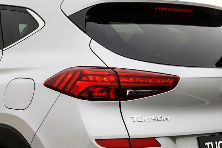 Như đã biết, Hyundai Tucson 2019 đã chính thức ra mắt vào đầu năm ngoái. Đến tháng 11/2018, Hyundai Tucson 2019 đã cập bến Đông Nam Á, cụ thể là thị trường Malaysia. Nguồn cung cấp sức mạnh cho Hyundai Tucson 2019 tại thị trường Malaysia là 2 tùy chọn động cơ khác nhau.