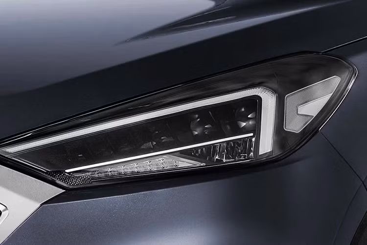 Các kỹ sư của hãng xe ôtô Hyundai hiện chưa xác nhận việc mẫu xe "halo car" sẽ sử dụng cơ sở gầm bệ nào. Tuy nhiên, một nguồn tin cho phóng viên của tạp chí Auto Express biết: "Chúng tôi sẽ không nóng vội khi phát triển mẫu xe này. Khi xuất hiện, mẫu xe này sẽ thổi bay mọi tiêu chuẩn trong phân khúc".