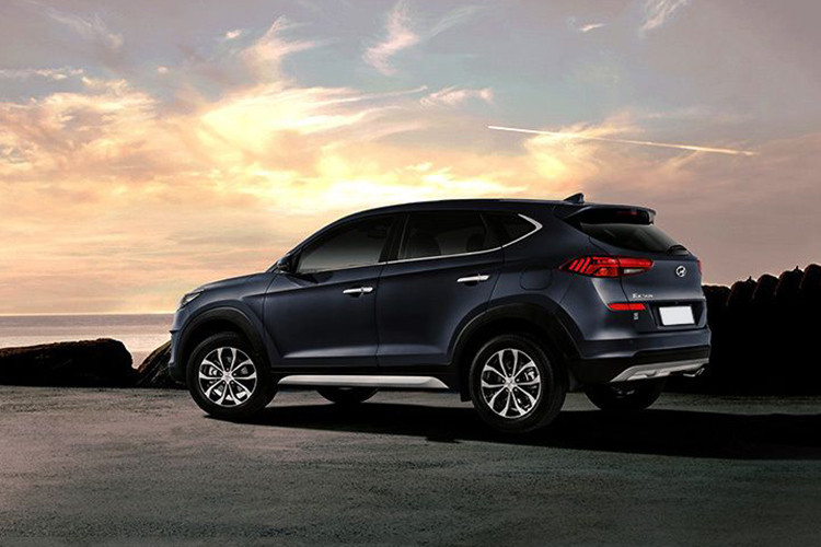 Các trang bị ngoại thất đáng chú ý của Hyundai Tucson 2019 tại Malaysia bao gồm lưới tản nhiệt Cascading Grille, cụm đèn pha LED 2 thấu kính, tay nắm cửa mạ crôm với đèn LED chiếu xuống mặt đất lúc người lái mở cửa, đèn hậu LED và bộ vành 17 inch. Bên trong xe xuất hiện mặt táp-lô tái thiết kế hoàn toàn với các trang thiết bị tiện nghi như nhiều mẫu xe Hyundai mới hiện nay.