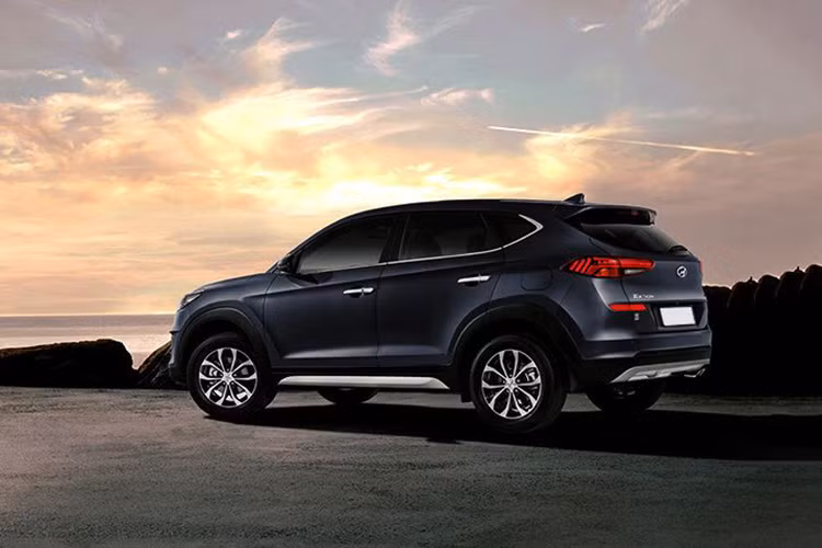 Các trang bị ngoại thất đáng chú ý của Hyundai Tucson 2019 tại Malaysia bao gồm lưới tản nhiệt Cascading Grille, cụm đèn pha LED 2 thấu kính, tay nắm cửa mạ crôm với đèn LED chiếu xuống mặt đất lúc người lái mở cửa, đèn hậu LED và bộ vành 17 inch. Bên trong xe xuất hiện mặt táp-lô tái thiết kế hoàn toàn với các trang thiết bị tiện nghi như nhiều mẫu xe Hyundai mới hiện nay.