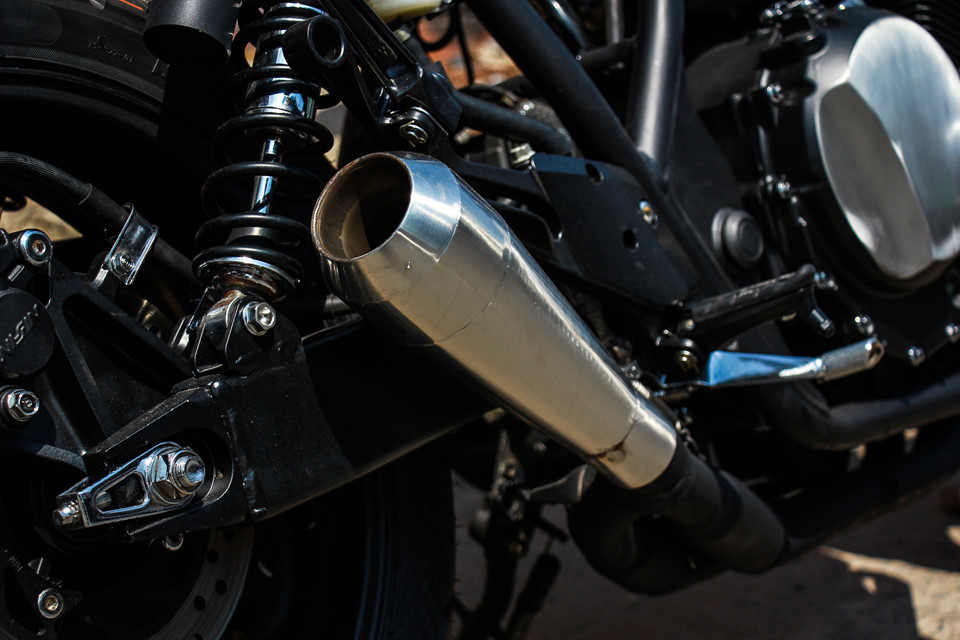 Hệ thống giảm sóc được giữ nguyên dạng ống lồng thủy lực phía trước và lò xo đôi phía sau. Hệ thống ống xả sử dụng pô dạng quả chùy được gò bằng tay, cho âm thanh trầm ấm và uy lực.