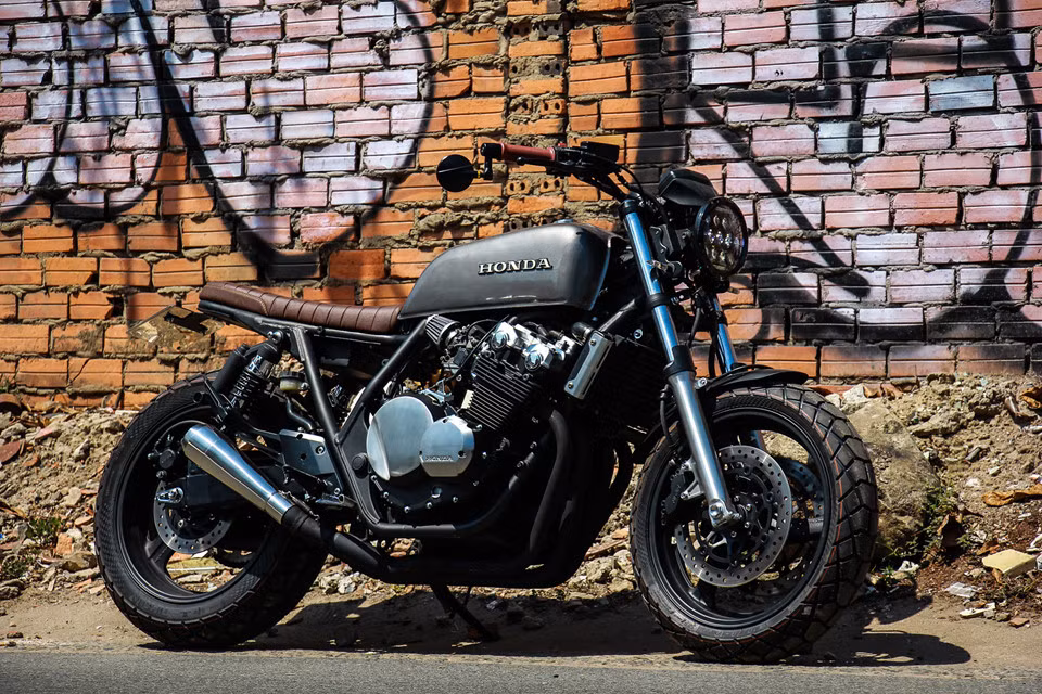 Thân xe được sơn màu xám bóng cùng các chi tiết cơ khí màu đen nhám tạo ra mảng tương phản đẹp mắt và mạnh mẽ. Khung sườn được tinh chỉnh lại nhằm phù hợp với kiểu dáng tracker.