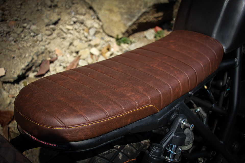 Yên xe cũng được may thủ công và bọc da nâu. Mặt yên bằng và dài đảm bảo cho hai người ngồi thoải mái.