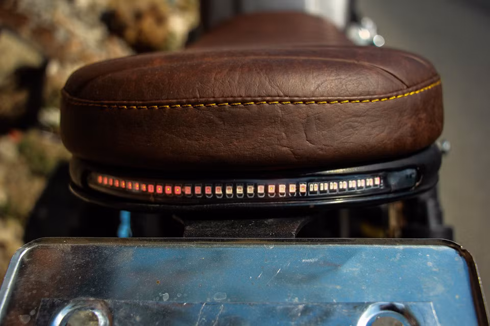 Phía sau, cụm đèn hậu nguyên bản cũng được thay thế bằng đèn dạng LED, tích hợp đèn báo rẽ.