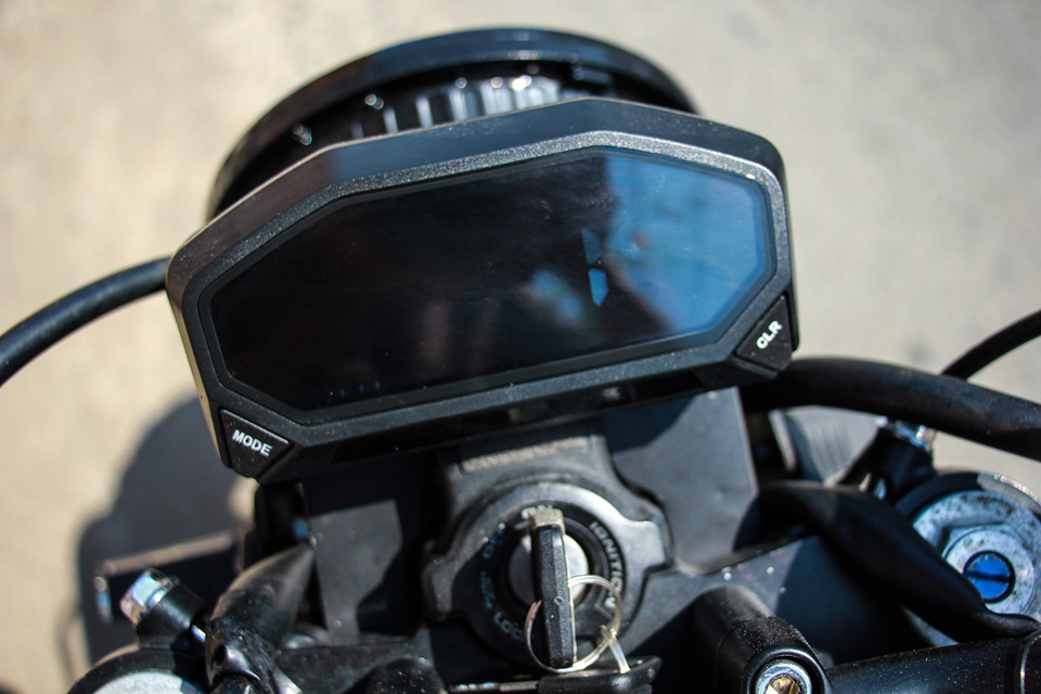 Đồng hồ dạng LCD hiển thị đầy đủ thông số như vận tốc, tua máy, số đang gài... Sự thay thế này biến mẫu xe thuần cổ điển như CB400SF trở nên hiện đại hơn.