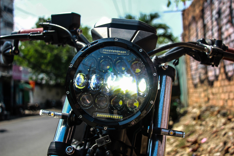 Đèn pha và đèn xi-nhan bóng halogen nguyên bản được thay thành dạng LED. Đầu đèn nhỏ gọn và liền lạc với thân xe. Nhìn trực diện, chiếc Honda CB400SF độ trở nên thể thao hơn nhưng vẫn giữ được nét cổ điển vốn có.