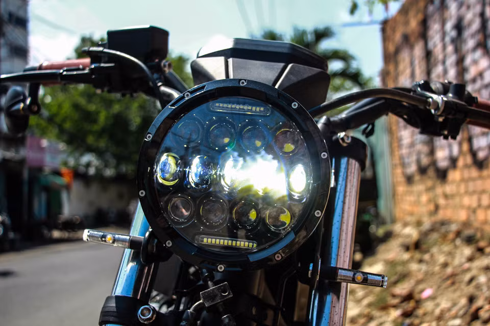 Đèn pha và đèn xi-nhan bóng halogen nguyên bản được thay thành dạng LED. Đầu đèn nhỏ gọn và liền lạc với thân xe. Nhìn trực diện, chiếc Honda CB400SF độ trở nên thể thao hơn nhưng vẫn giữ được nét cổ điển vốn có.