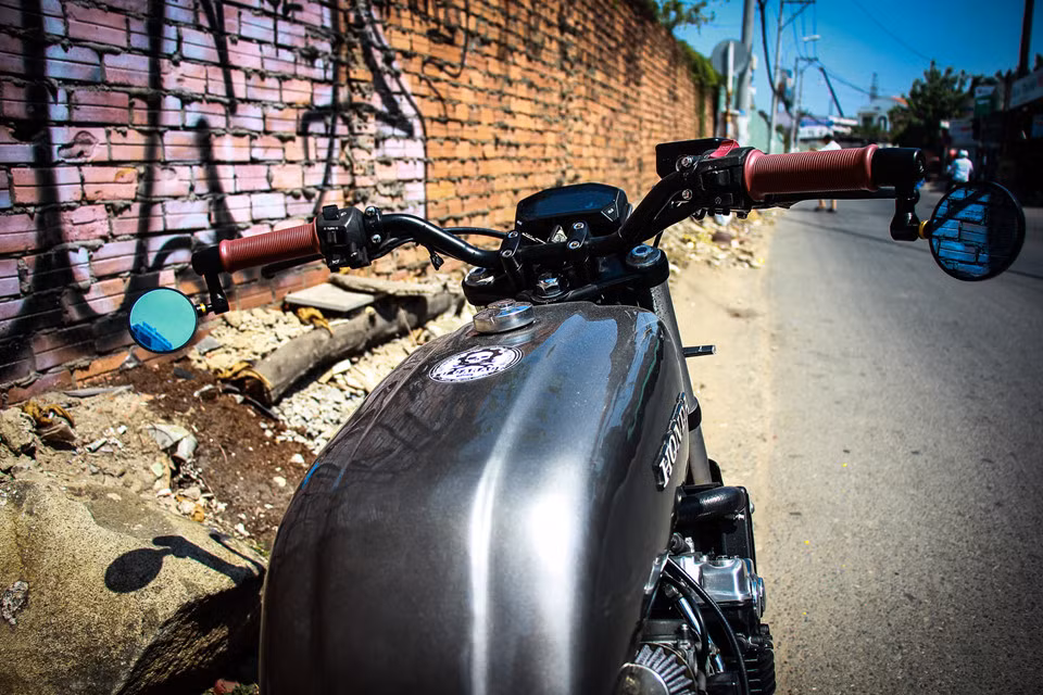 Khác với phong cách cafe racer, kiểu dáng tracker có ghi đông ngang và cao hơn, không phải dạng clip-on. Hai gương chiếu hậu được tích hợp lên tay lái, vừa tăng tính thẩm mỹ nhưng vẫn đảm bảo tầm quan sát.