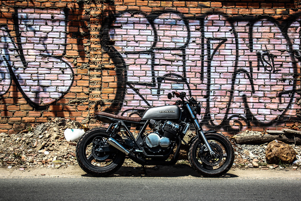 Môtô Honda CB400SF là dòng xe huyền thoại của thương hiệu Nhật Bản, được nhiều tín đồ môtô tại Việt Nam yêu thích và độ thành nhiều phong cách khác nhau. Chiếc CB400SF đời 2002 kiểu dáng tracker này là sản phẩm của lò độ Tự Thanh Đa.