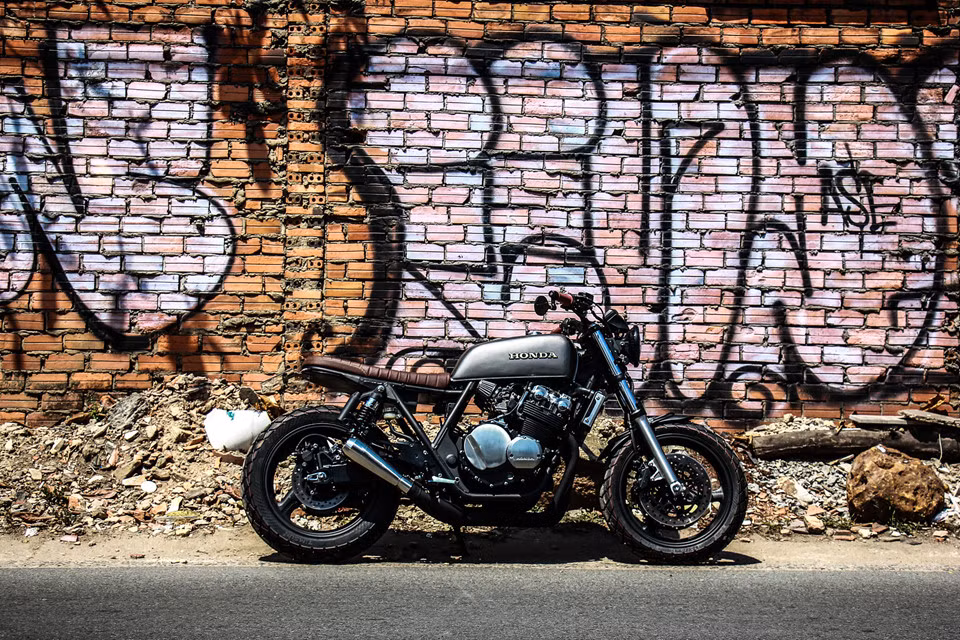  Môtô Honda CB400SF là dòng xe huyền thoại của thương hiệu Nhật Bản, được nhiều tín đồ môtô tại Việt Nam yêu thích và độ thành nhiều phong cách khác nhau. Chiếc CB400SF đời 2002 kiểu dáng tracker này là sản phẩm của lò độ Tự Thanh Đa.