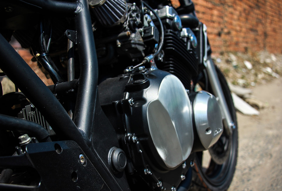 Bản độ Honda CB400SF vẫn giữ nguyên động cơ, chỉ tinh chỉnh lại để vận hành tốt hơn. Xe trang bị khối động cơ NC42E 4 xi-lanh, DOHC làm mát bằng dung dịch, sản sinh công suất 53 mã lực và mô-men xoắn 38 Nm, hộp số côn tay 6 cấp. Đặc biệt, nắp động cơ có màu nhôm phay xước rất bắt mắt.