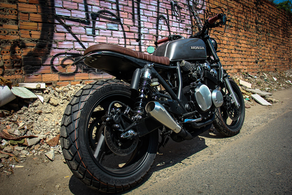 Để tô điểm thêm cho phong cách tracker, chiếc xe được trang bị cặp lốp enduro đa dụng. Chi phí độ lại mẫu Honda CB400SF khoảng 30 triệu đồng.