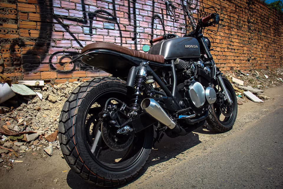 Để tô điểm thêm cho phong cách tracker, chiếc xe được trang bị cặp lốp enduro đa dụng. Chi phí độ lại mẫu Honda CB400SF khoảng 30 triệu đồng.